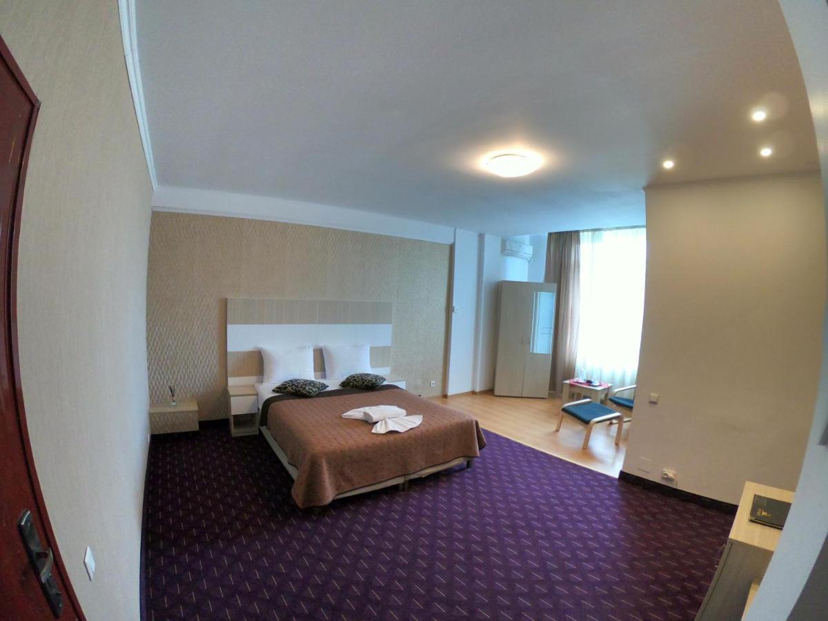 Hotel Mon Caprice Bukares Bagian luar foto
