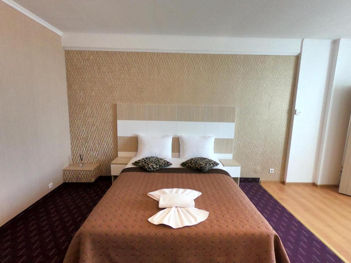 Hotel Mon Caprice Bukares Bagian luar foto