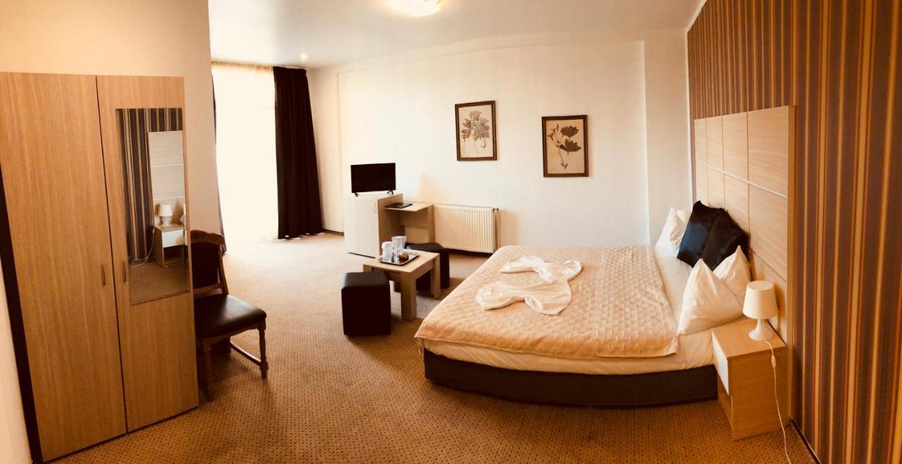 Hotel Mon Caprice Bukares Bagian luar foto