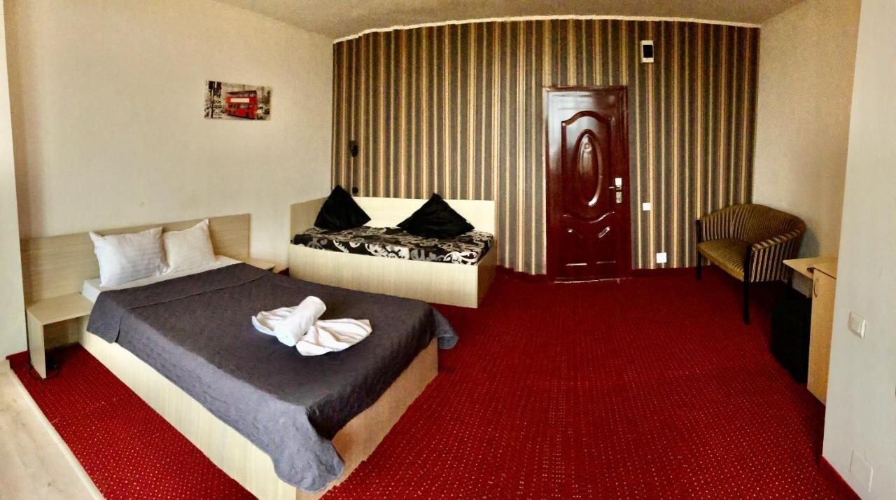 Hotel Mon Caprice Bukares Bagian luar foto