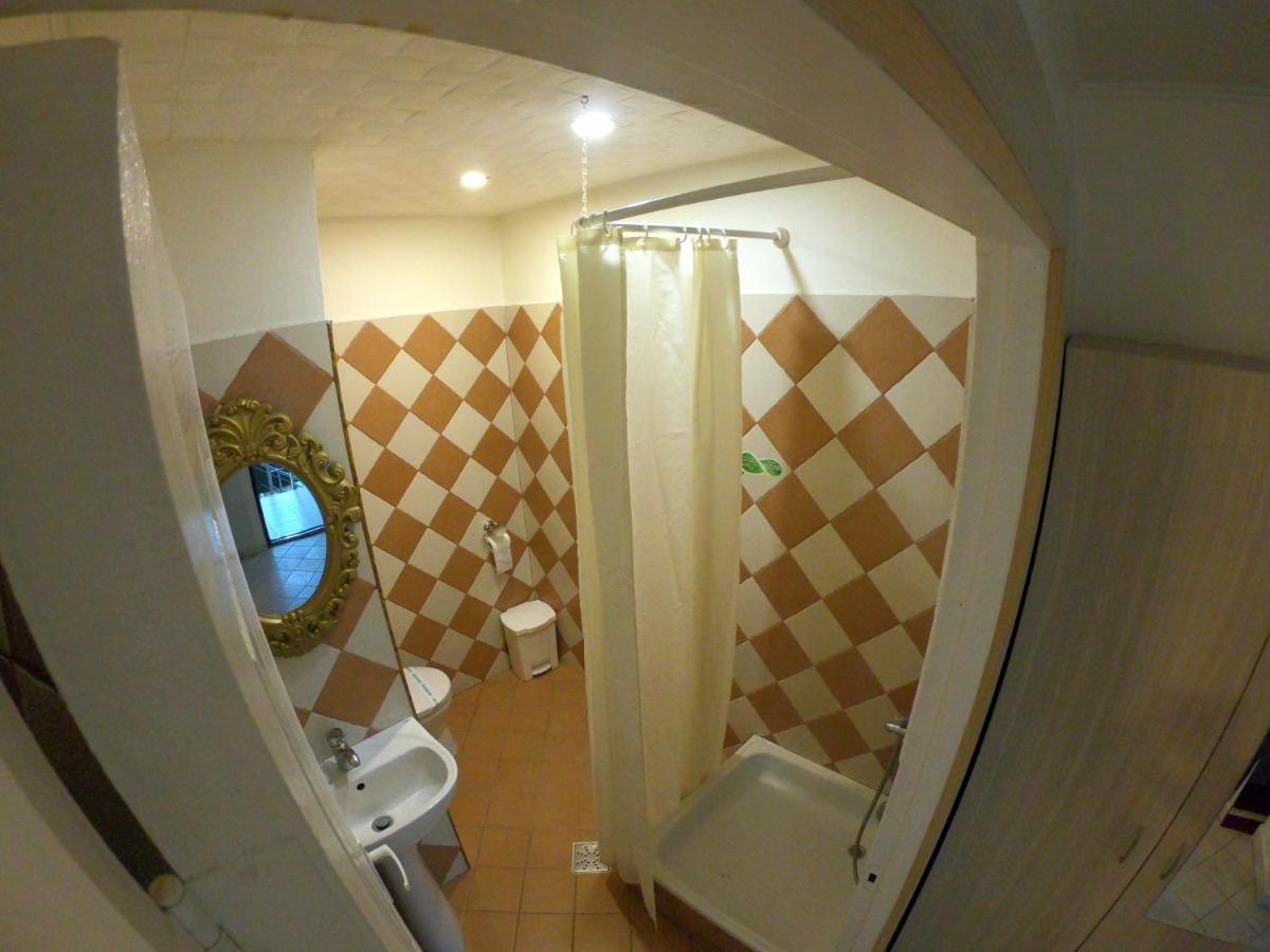 Hotel Mon Caprice Bukares Bagian luar foto