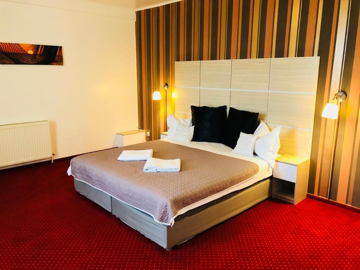 Hotel Mon Caprice Bukares Bagian luar foto