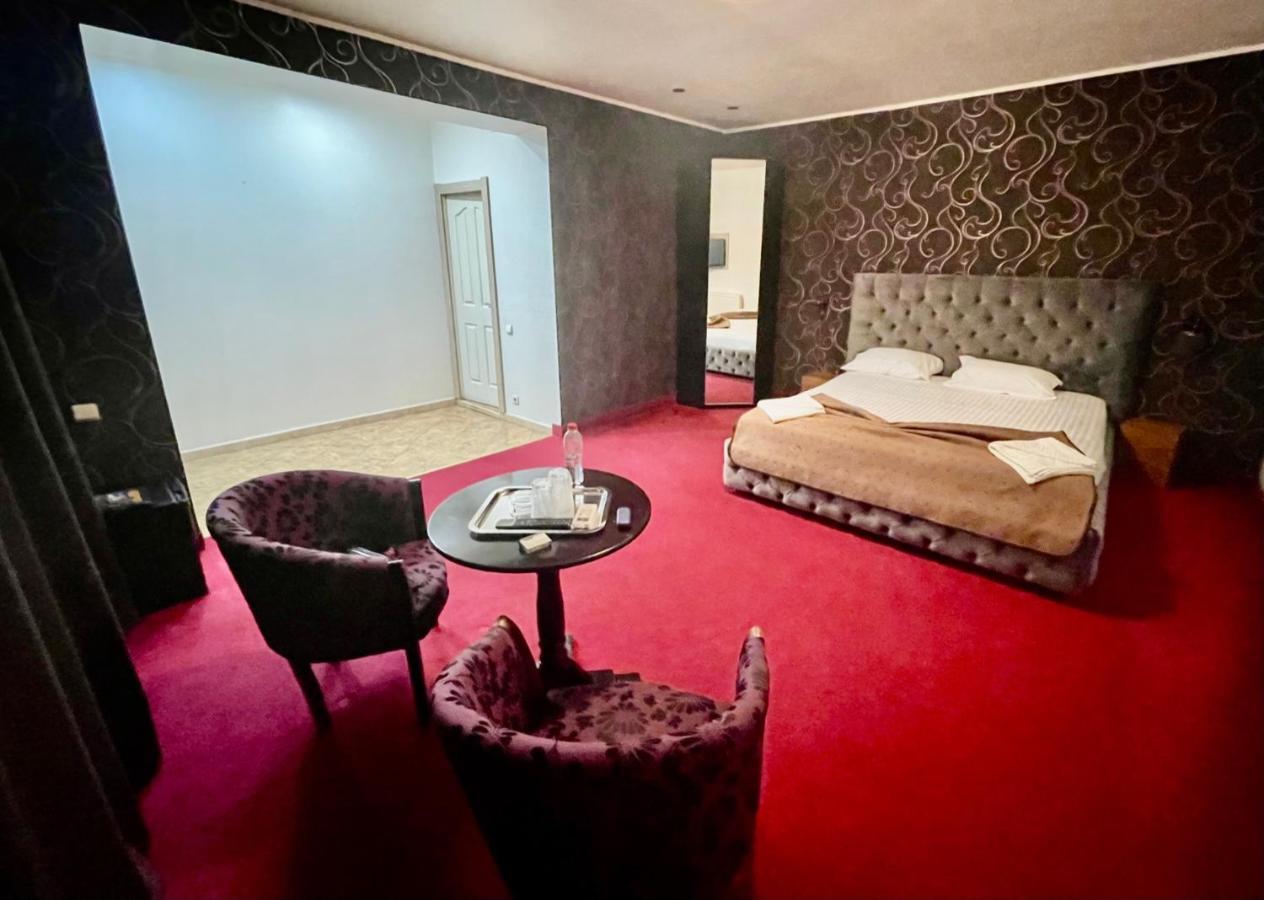 Hotel Mon Caprice Bukares Bagian luar foto