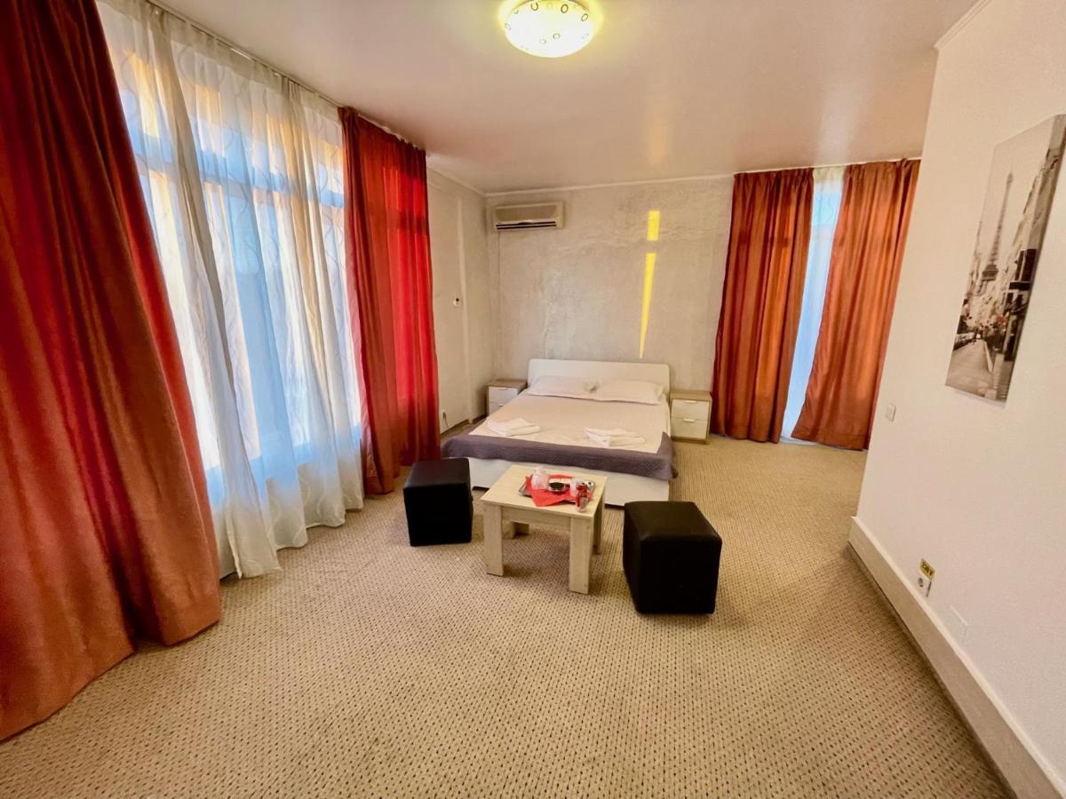 Hotel Mon Caprice Bukares Bagian luar foto