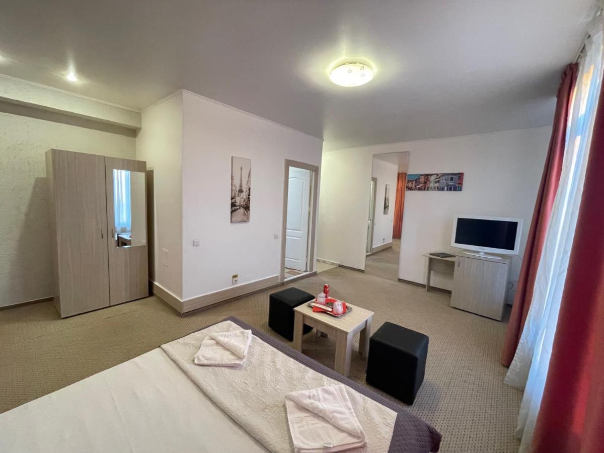 Hotel Mon Caprice Bukares Bagian luar foto