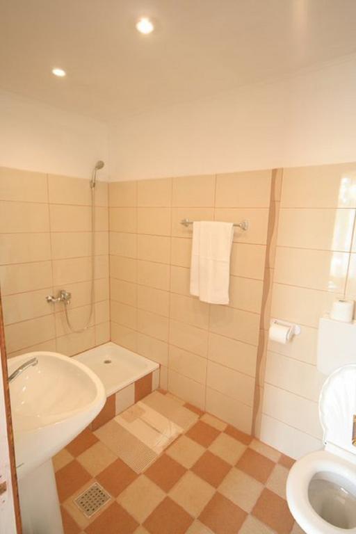 Hotel Mon Caprice Bukares Bagian luar foto