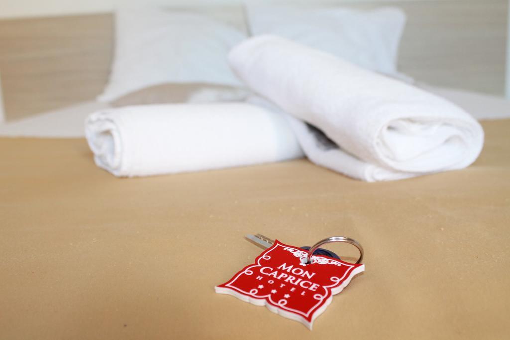 Hotel Mon Caprice Bukares Bagian luar foto