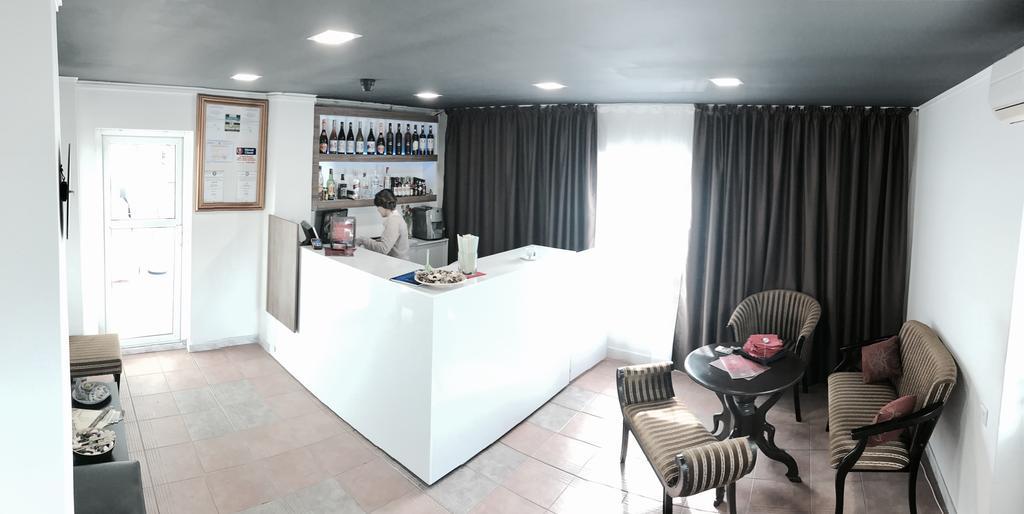 Hotel Mon Caprice Bukares Bagian luar foto