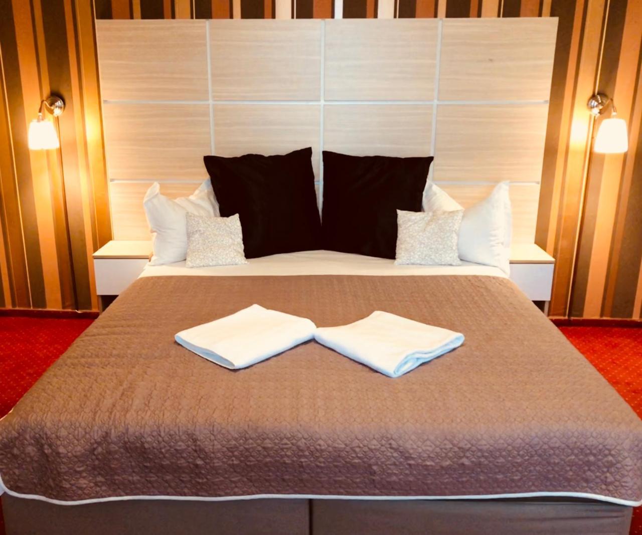 Hotel Mon Caprice Bukares Bagian luar foto