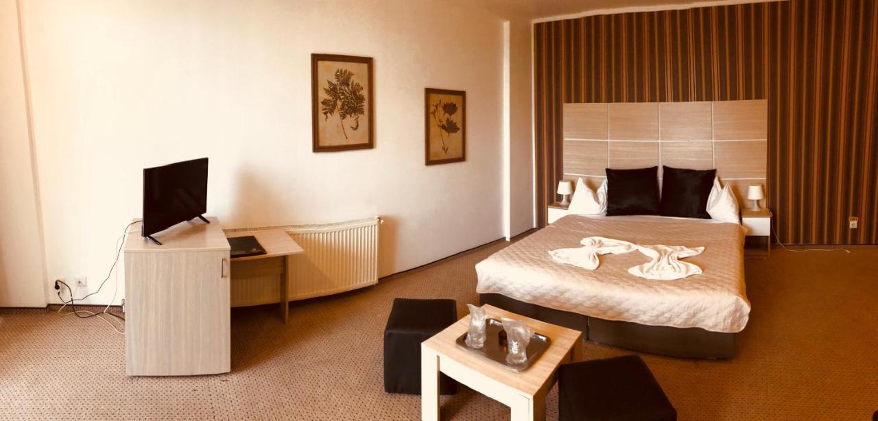 Hotel Mon Caprice Bukares Bagian luar foto