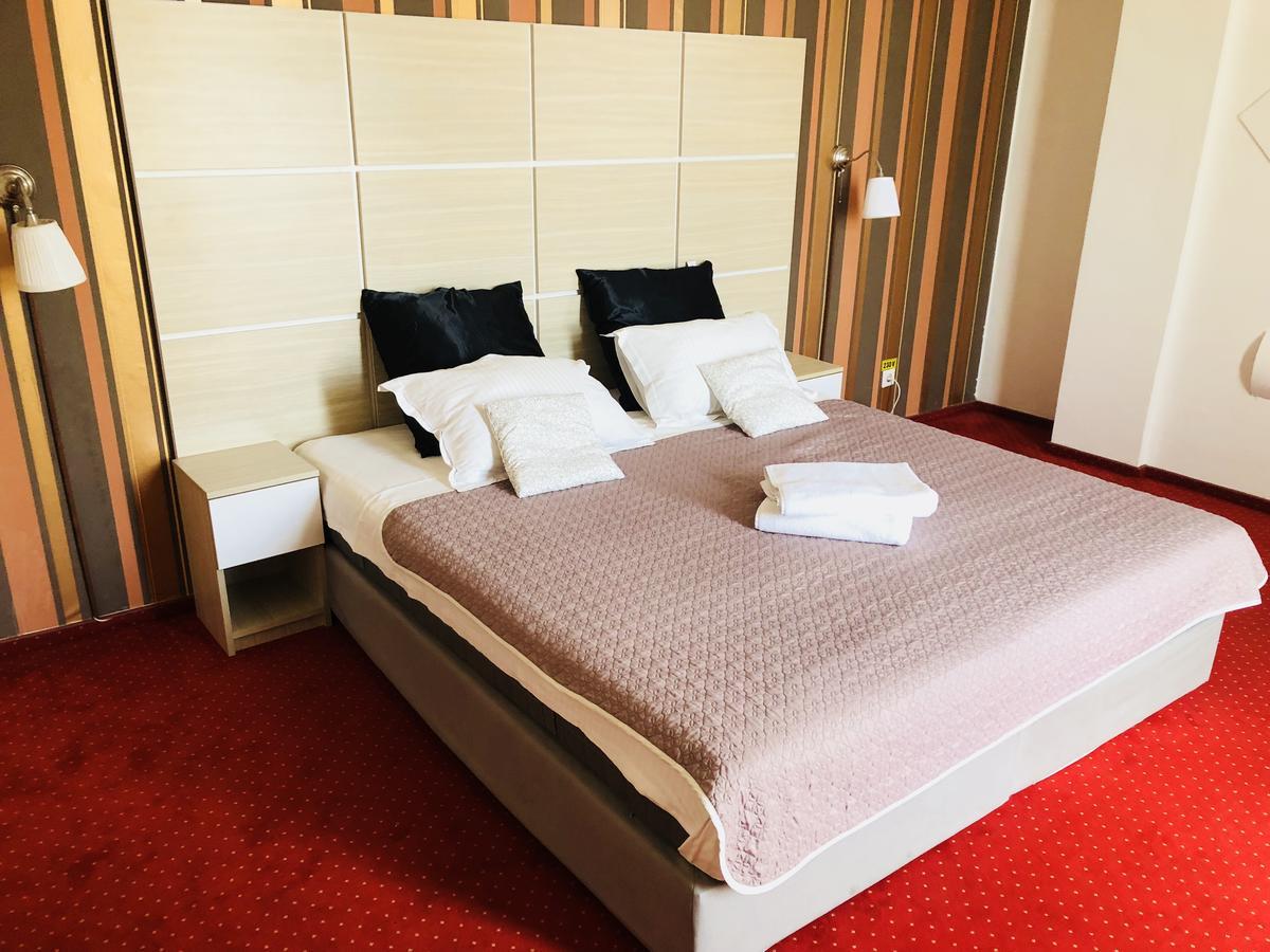 Hotel Mon Caprice Bukares Bagian luar foto